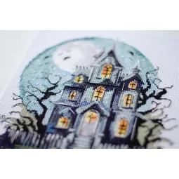 Набор для вышивания крестиком "Дом с привидениями" 17x20 см AAH-277