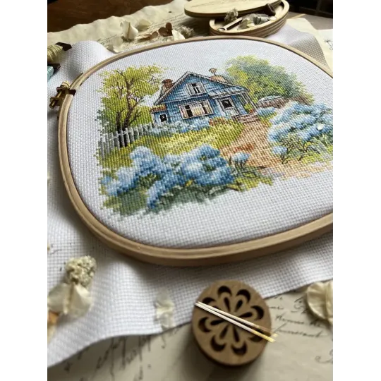 Kryželių siuvinėjimo rinkinys "Šeimos name" 17,5 x 17 cm SANN-37