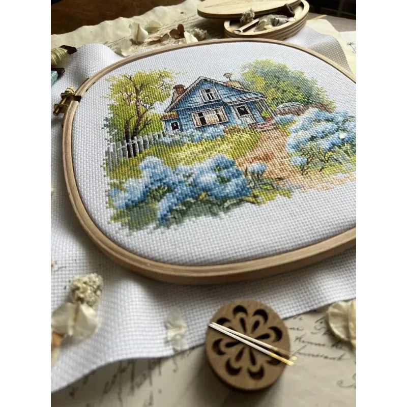 Kryželių siuvinėjimo rinkinys "Šeimos name" 17,5 x 17 cm SANN-37