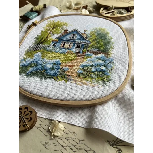 Kryželių siuvinėjimo rinkinys "Šeimos name" 17,5 x 17 cm SANN-37