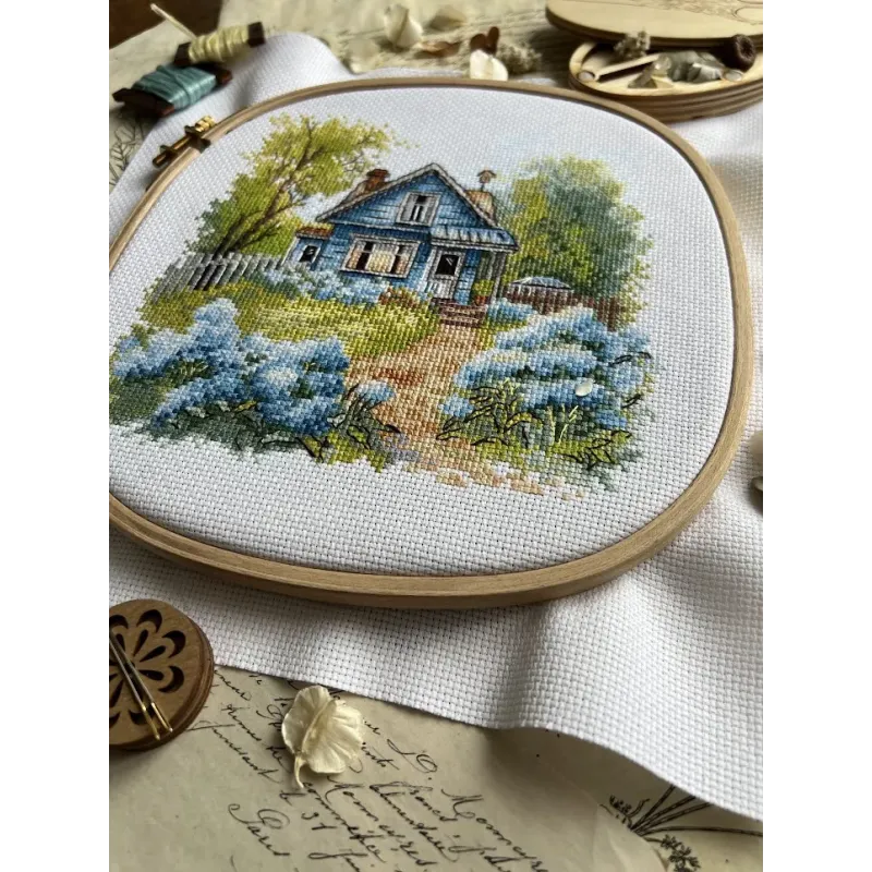 Kryželių siuvinėjimo rinkinys "Šeimos name" 17,5 x 17 cm SANN-37