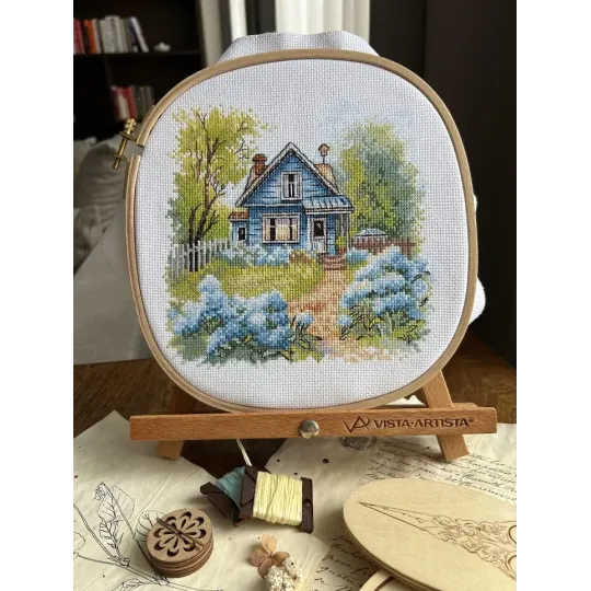 Kryželių siuvinėjimo rinkinys "Šeimos name" 17,5 x 17 cm SANN-37