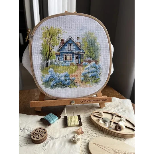 Kryželių siuvinėjimo rinkinys "Šeimos name" 17,5 x 17 cm SANN-37