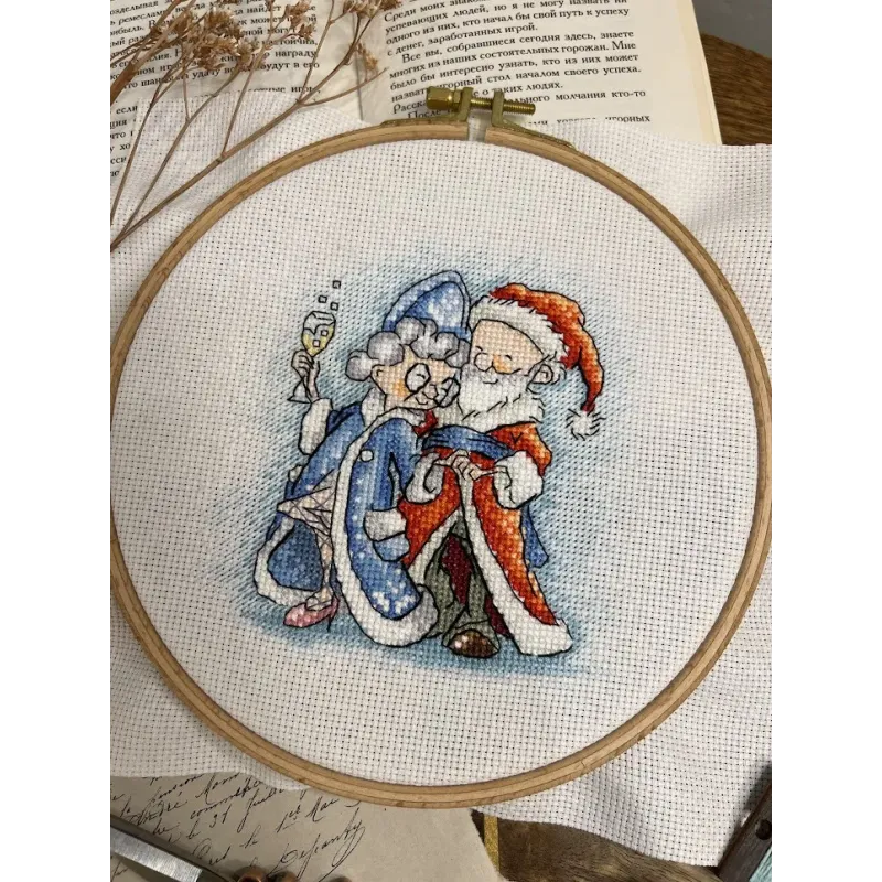 Kryželiu siuvinėjimo rinkinys "Močiutė ir Kalėdų senelis" 13,5х13,5 cm SANB-26