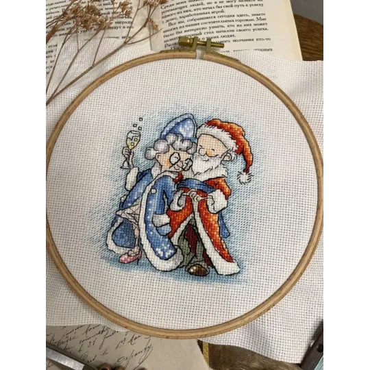 Kryželiu siuvinėjimo rinkinys "Močiutė ir Kalėdų senelis" 13,5х13,5 cm SANB-26