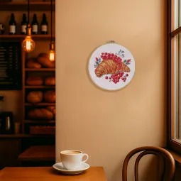 Siuvinėjimo kryželiu rinkiniai "Serbentų kruasanas" 20x20 cm AAH-285