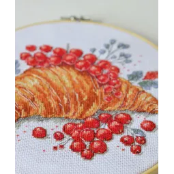 Наборы для вышивания крестиком "Круассан с красной смородиной" 20x20 см AAH-285