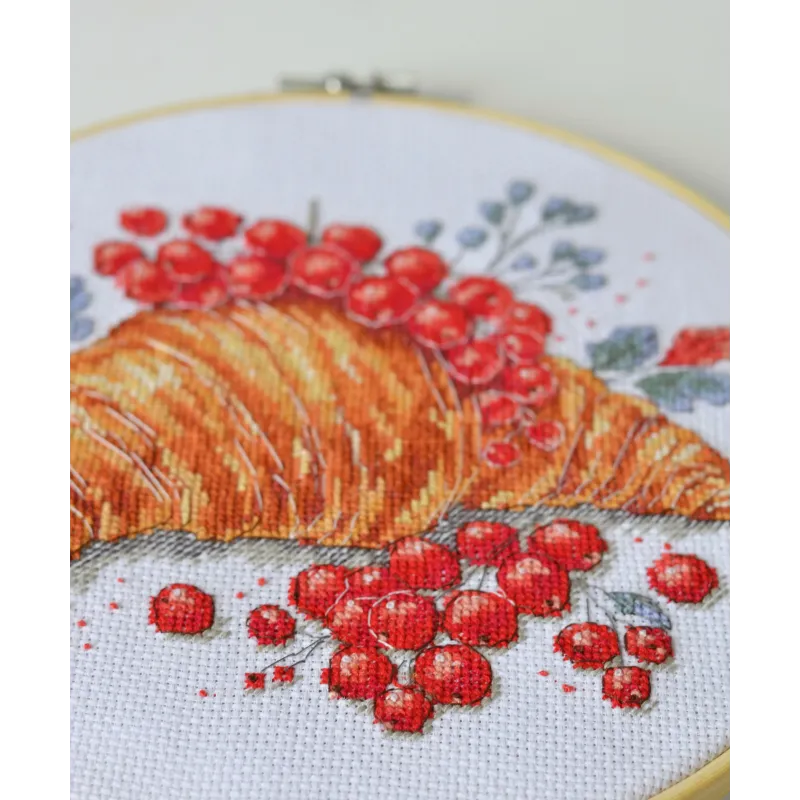 Наборы для вышивания крестиком "Круассан с красной смородиной" 20x20 см AAH-285