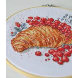 Siuvinėjimo kryželiu rinkiniai "Serbentų kruasanas" 20x20 cm AAH-285