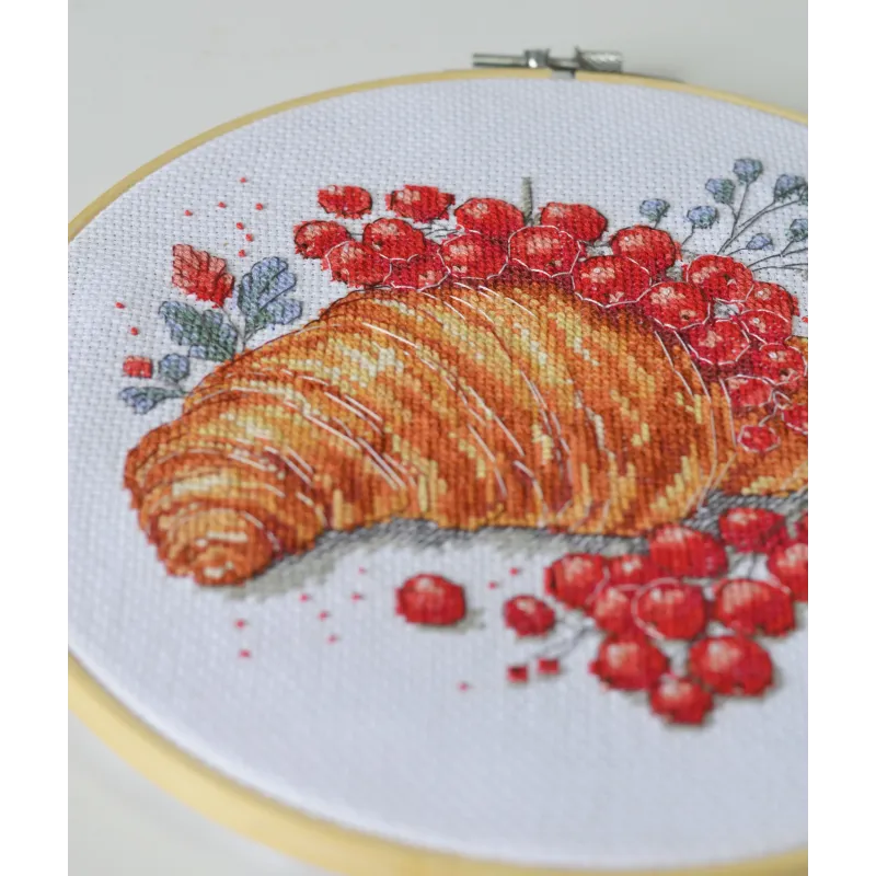 Наборы для вышивания крестиком "Круассан с красной смородиной" 20x20 см AAH-285