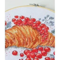 Наборы для вышивания крестиком "Круассан с красной смородиной" 20x20 см AAH-285