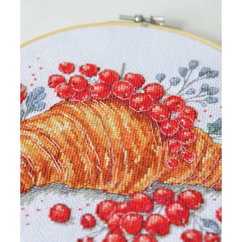 Наборы для вышивания крестиком "Круассан с красной смородиной" 20x20 см AAH-285