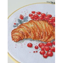 Siuvinėjimo kryželiu rinkiniai "Serbentų kruasanas" 20x20 cm AAH-285