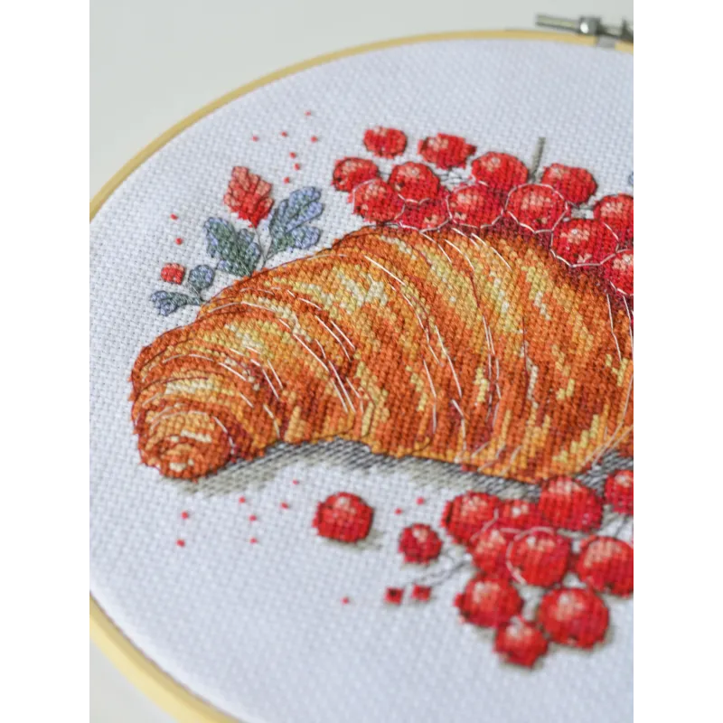 Наборы для вышивания крестиком "Круассан с красной смородиной" 20x20 см AAH-285