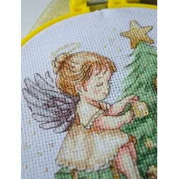 Kryželiu siuvinėjimo rinkinys su lankeliu „Mažas Kalėdų angelas“ 15x15 cm AAHM-091