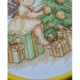 Kryželiu siuvinėjimo rinkinys su lankeliu „Mažas Kalėdų angelas“ 15x15 cm AAHM-091