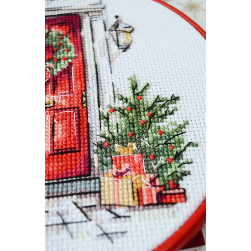 Cross-stitch kit "Festive welcome" 15x15 cm AAHM-089