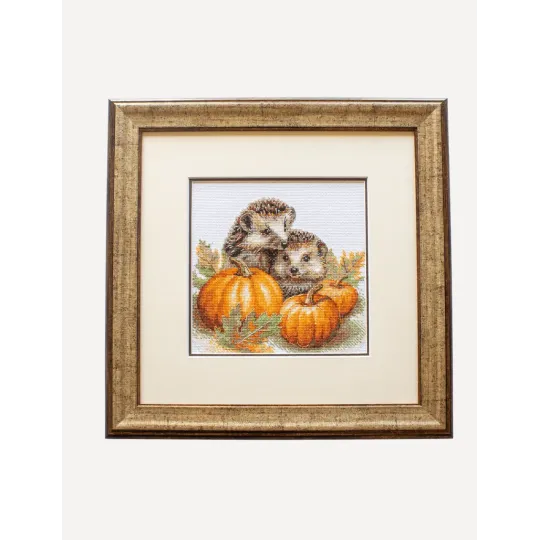 Cross Stitch Kit. "Hedgehogs in the Harvest" 20x20 cm SRA1021