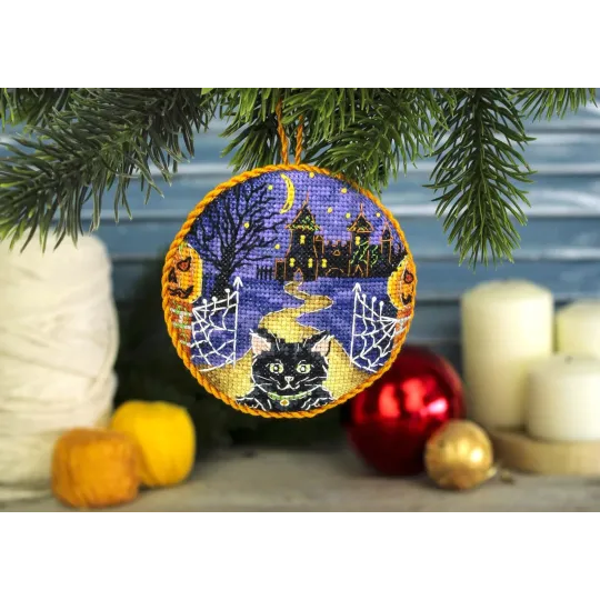 Cross stitch kit "Halloween. Pinkeep" 9x9 cm SNV-906