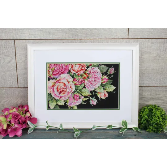 Cross stitch kit "Noble roses" 18x27 cm SNV-949