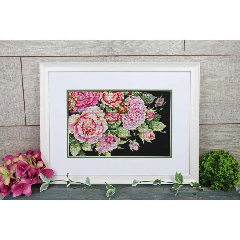 Cross stitch kit "Noble roses" 18x27 cm SNV-949