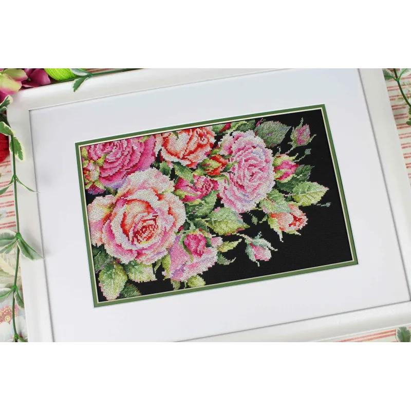 Cross stitch kit "Noble roses" 18x27 cm SNV-949