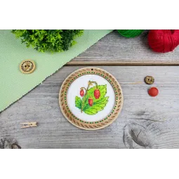 Вышивка крестом на деревянной основе "Миниатюра. Летние ягоды. Клубника" 10x10 см SO-133