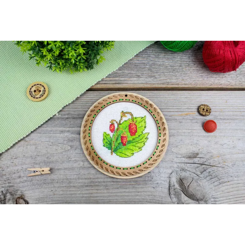 Point de croix sur socle en bois "Miniature. Baies d'été. Fraises" 10x10 cm SO-133