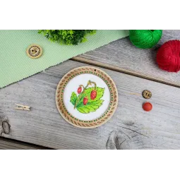 Kreuzstich auf Holzsockel "Miniatur. Sommerbeeren. Erdbeeren" 10x10 cm SO-133