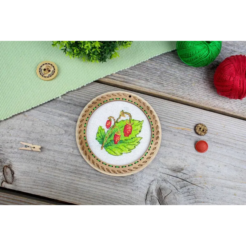 Kreuzstich auf Holzsockel "Miniatur. Sommerbeeren. Erdbeeren" 10x10 cm SO-133