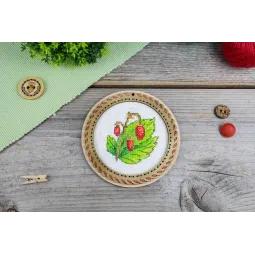 Cross-stich on wooden base "Miniature. Summer berries. Strawberries" 10x10 cm SO-133