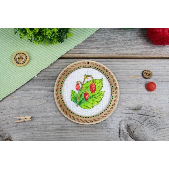 Point de croix sur socle en bois "Miniature. Baies d'été. Fraises" 10x10 cm SO-133