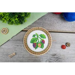 Kryželiu siuvinėjimas ant medinio pagrindo "Miniatiūra. Vasaros uogos. Gervuogės" 10x10 cm SO-132