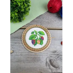 Kryželiu siuvinėjimas ant medinio pagrindo "Miniatiūra. Vasaros uogos. Gervuogės" 10x10 cm SO-132