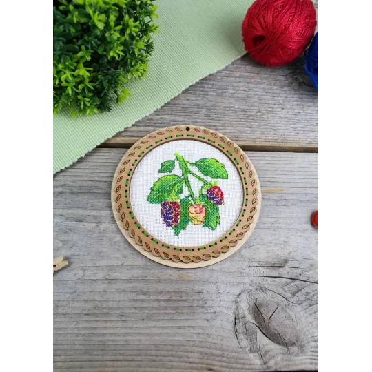 Point de croix sur base en bois "Miniature. Baies d'été. Mûres" 10x10 cm SO-132