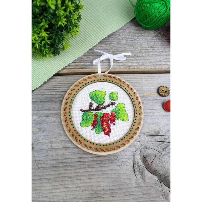 Cross-stich on wooden base "Miniature. Summer berries. Currants" 10x10 cm SO-131