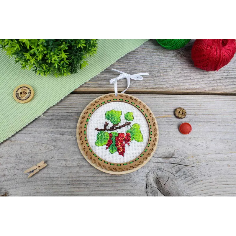 Cross-stich on wooden base "Miniature. Summer berries. Currants" 10x10 cm SO-131