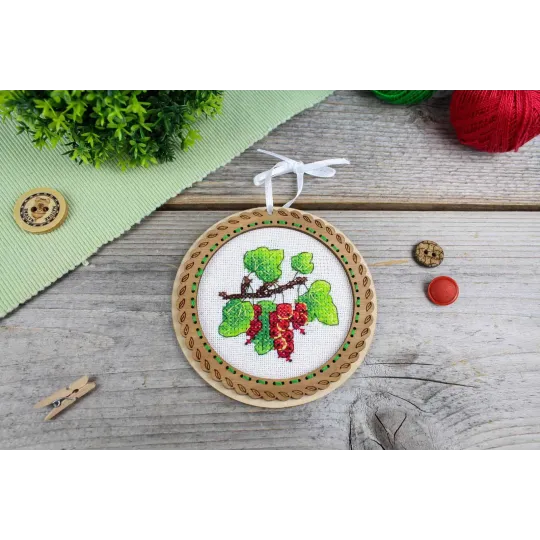 Cross-stich on wooden base "Miniature. Summer berries. Currants" 10x10 cm SO-131