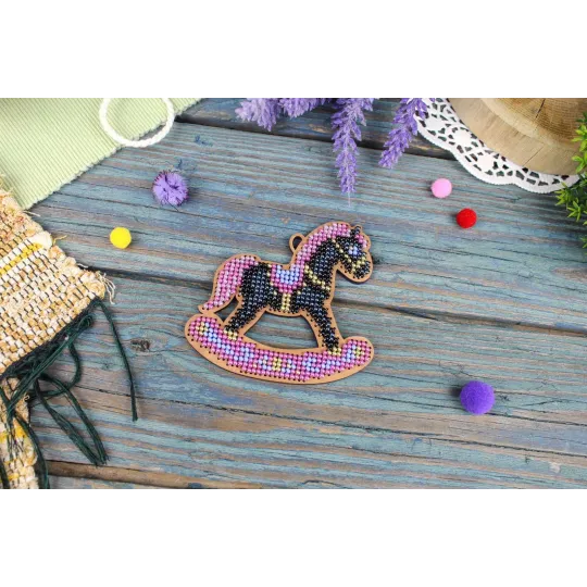 Cross-stich on wooden base "Little Dark Horse" 8x8 cm SO-157