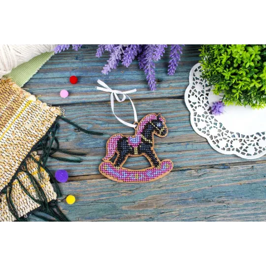 Point de croix sur base en bois "Petit cheval noir" 8x8 cm SO-157