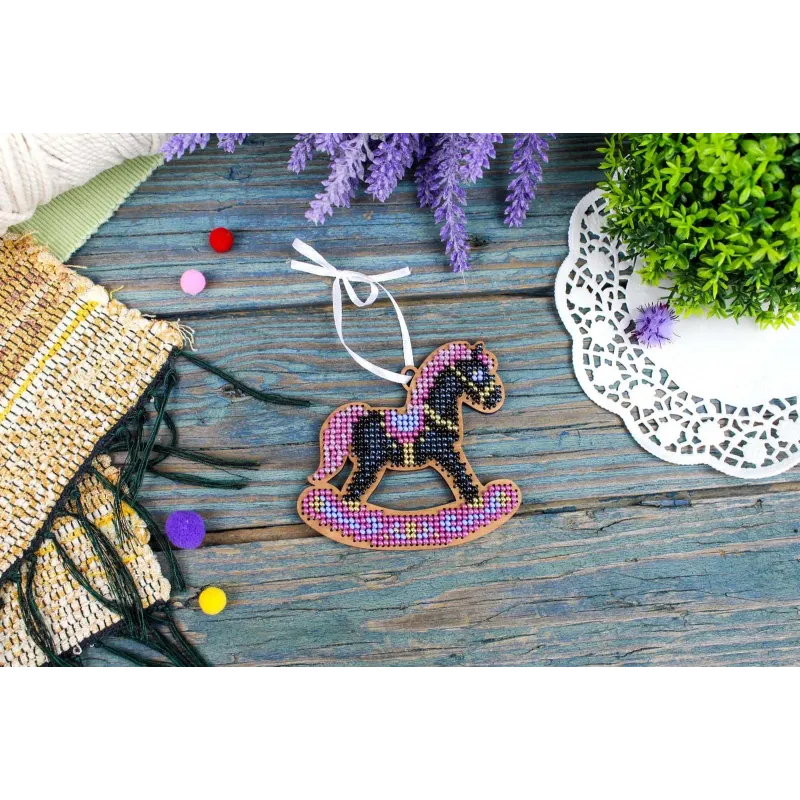 Kryželiu siuvinėjimas ant medinio pagrindo "Little Dark Horse" 8x8 cm SO-157