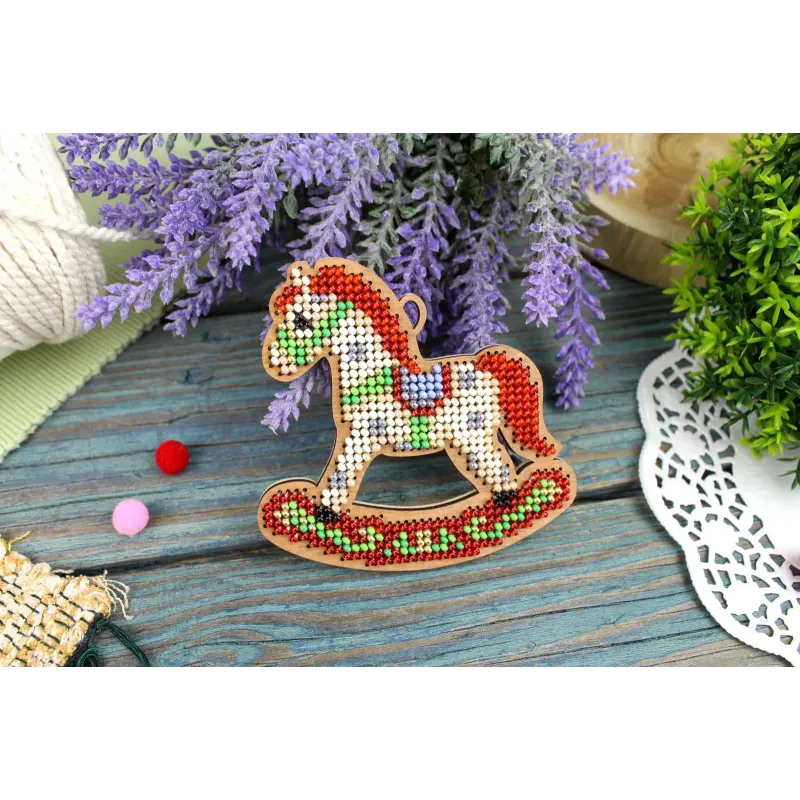 Cross-stich on wooden base "Little Light Horse" 8x8 cm SO-153