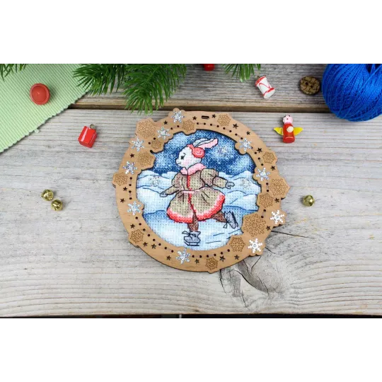 Cross-stich on wooden base "Miniature. On a frozen river" 11x12 cm SO-135