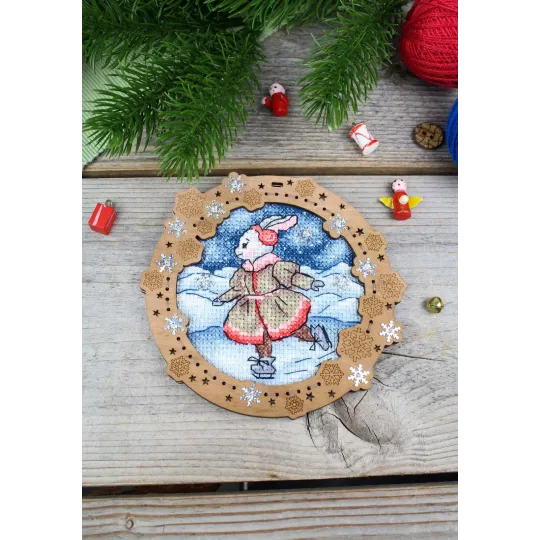 Cross-stich on wooden base "Miniature. On a frozen river" 11x12 cm SO-135