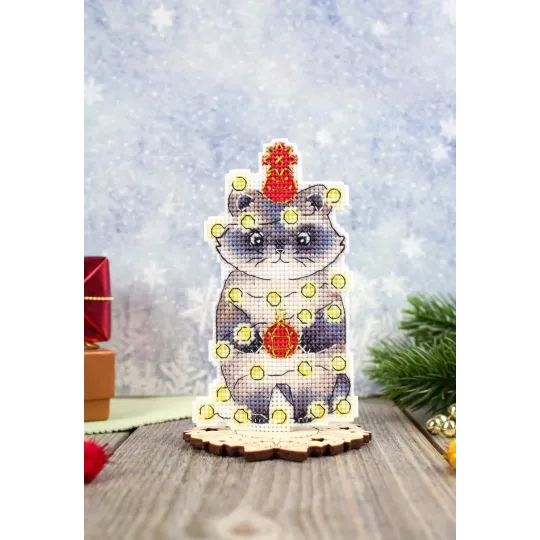 Kryželiu siuvinėjimo rinkinys „Naujametinis meškėnas“ 12x7 cm SR-1175