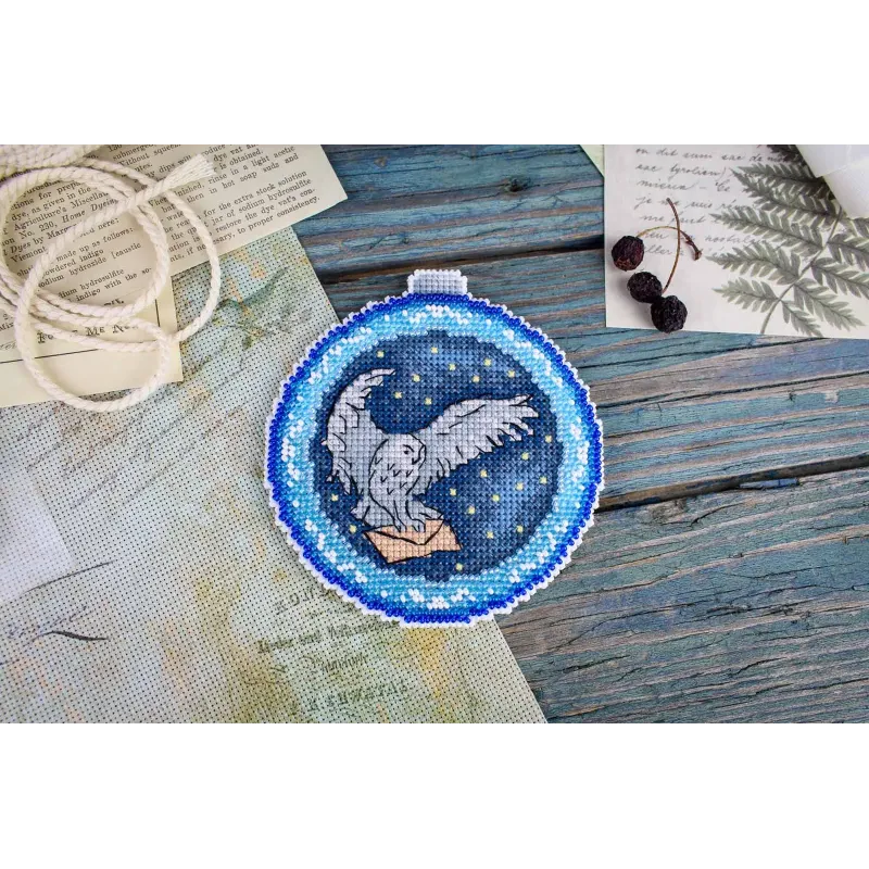 Набор для вышивания "Новогодний шар. Крылатый почтальон" 11x10 см SR-962