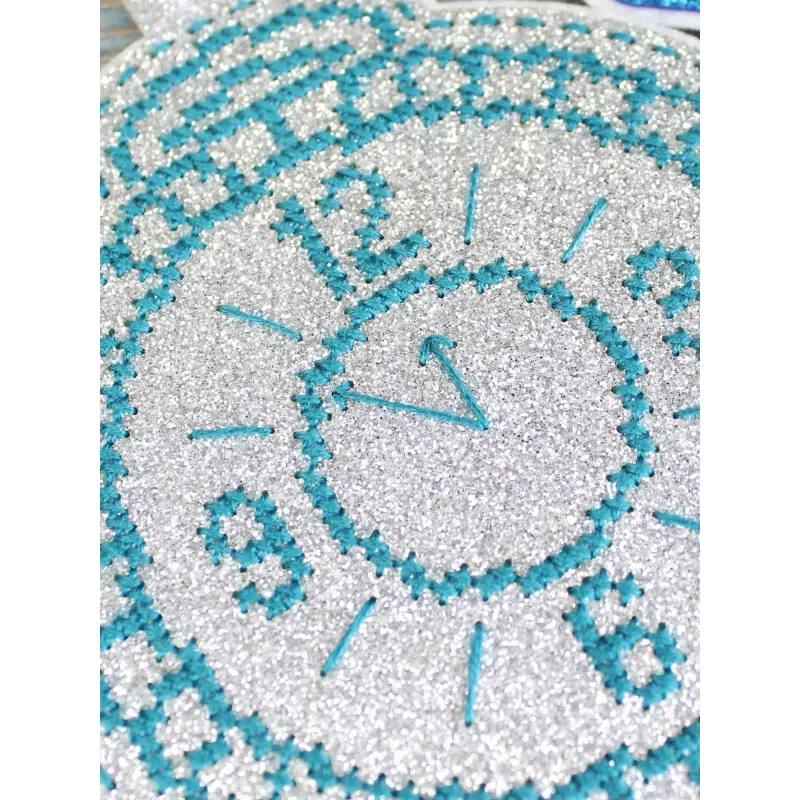 Набор для вышивания крестиком «Новогодняя игрушка: почти полночь» 13x11 см ST-1088