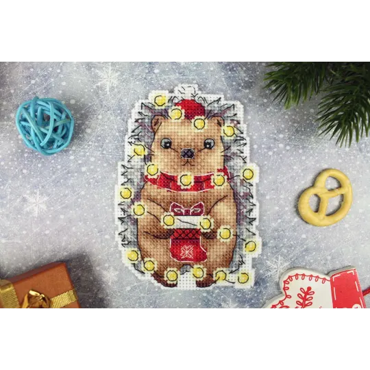 Kryželiu siuvinėjimo rinkinys „Naujametinis ežiukas“ 12x8 cm SR-1173