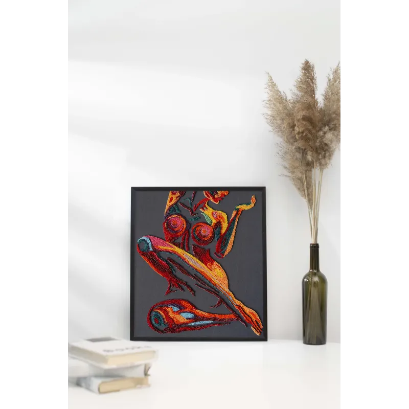 Pagrindinis karoliukų siuvinėjimo rinkinys "Moteriškumo esmė" 25x29 cm AAB-959