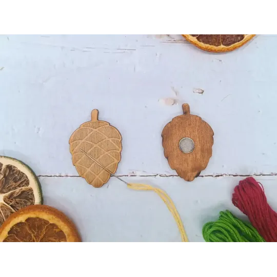 Magnetic needle holder. Pine cone. Gold KF059/66G